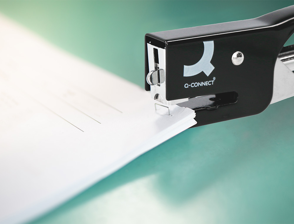 AGRAFADOR Q-CONNECT DE ALICATE CAPACIDADE 12 FOLHAS USA AGRAFES NUMERO 10 METALICO COR PRETO