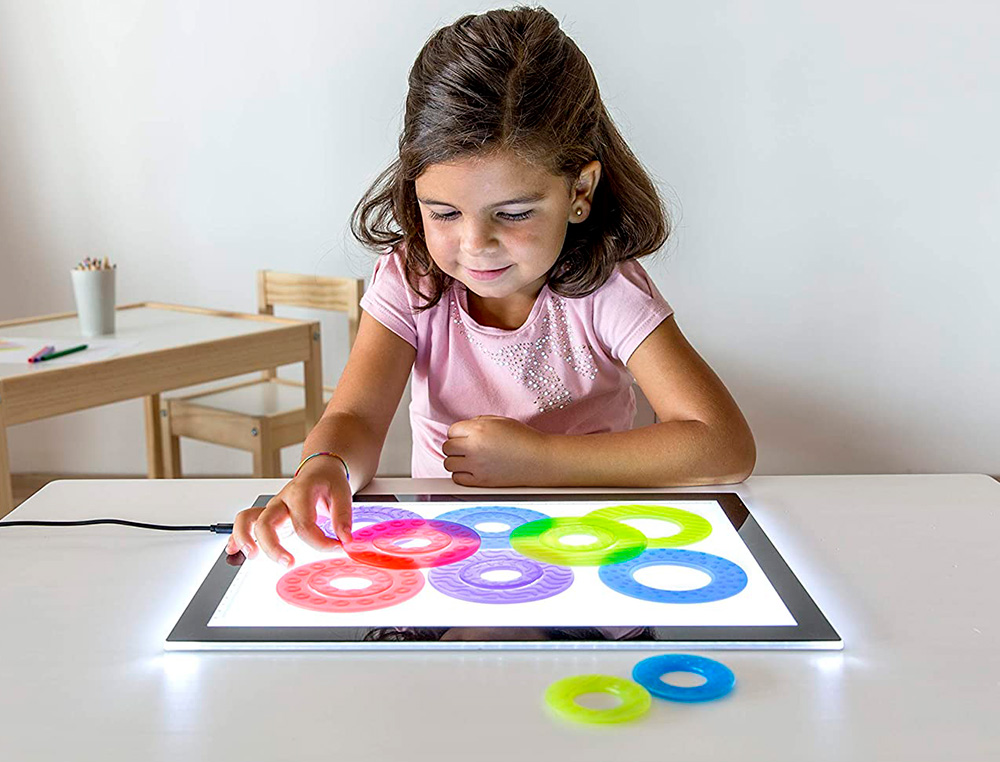 JOGO MINILAND SET DE 16 AROS TRANSLUCIDOS E 12 CARTOES DE ATIVIDADES DE DIFERENTES TEMATICAS 235X195X80 MM