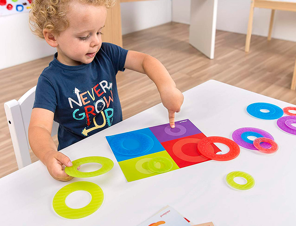 JOGO MINILAND SET DE 16 AROS TRANSLUCIDOS E 12 CARTOES DE ATIVIDADES DE DIFERENTES TEMATICAS 235X195X80 MM