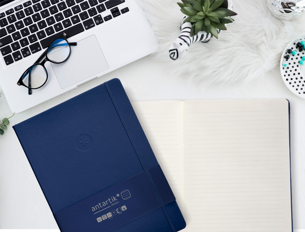 CADERNO COM ELASTICO ANTARTIK NOTES CAPA DURA A4 PAUTADO AZUL MARINHO 100 FOLHAS 80 GR FSC
