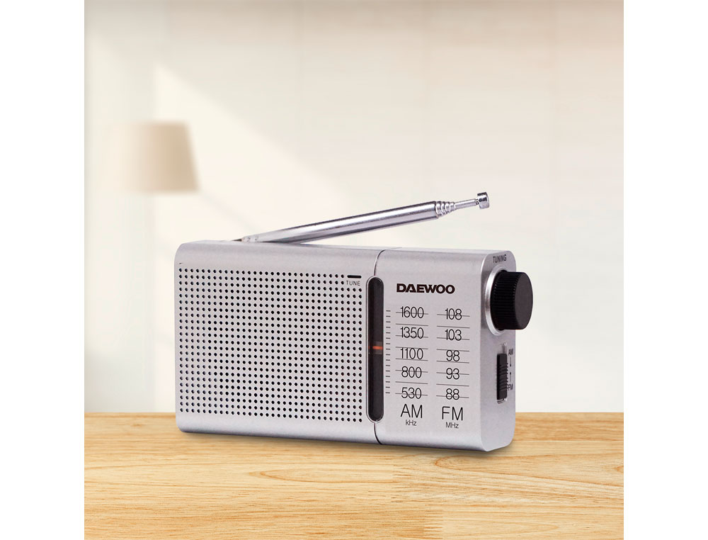 RADIO PORTATIL DAEWOO AM/FM ANTENA TELESCOPICA AURICULARES INCLUIDOS JACK 3.5 MM COR PRATA