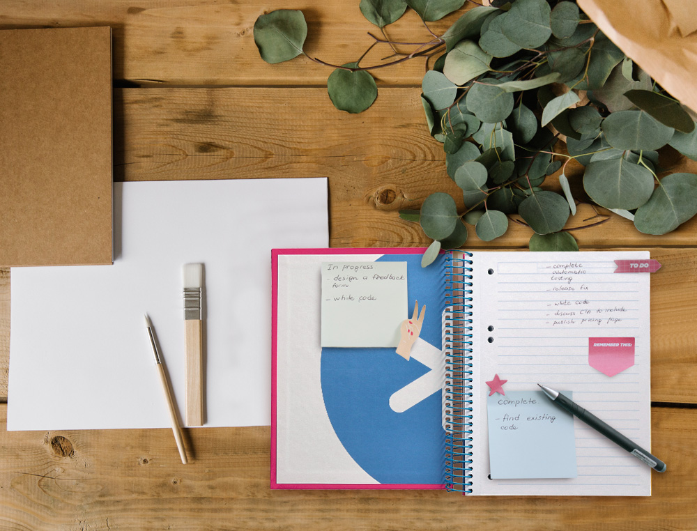 CADERNO ESPIRAL DIN A5 ANTARTIK CAPA FORRADA 120 F 100 GR PAUTADO 5 BANDAS DE CORES 6 FUROS COR ROSA F.
