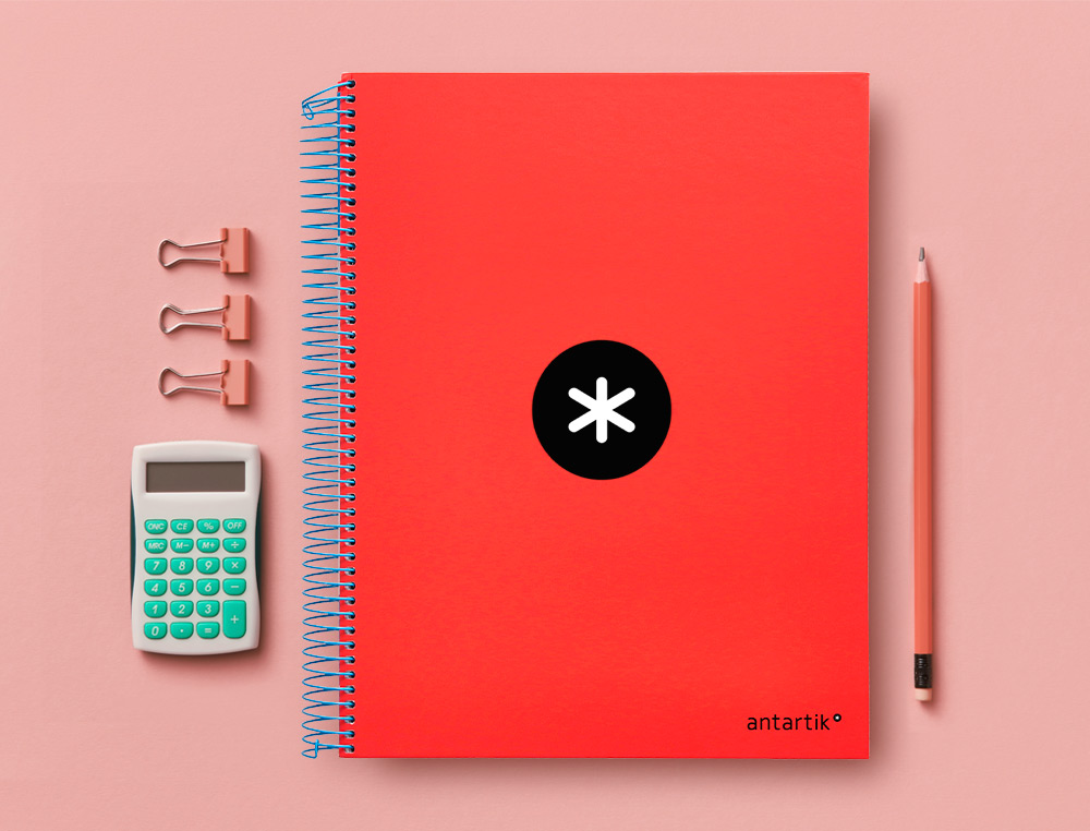 CADERNO ESPIRAL DIN A4 ANTARTIK CAPA FORRADA 120 F 100 GR QUADRICULA 5 MM 5 BANDAS DE CORES COR VERMELHO